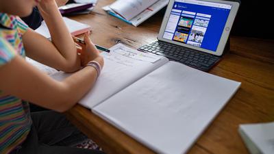 Eine 7-jährige Erstklässlerin sitzt vor einem iPad. (Zu dpa: «Zeugnisse nach Corona-Schuljahr: Landesschülervertretung kritisiert») +++ dpa-Bildfunk +++