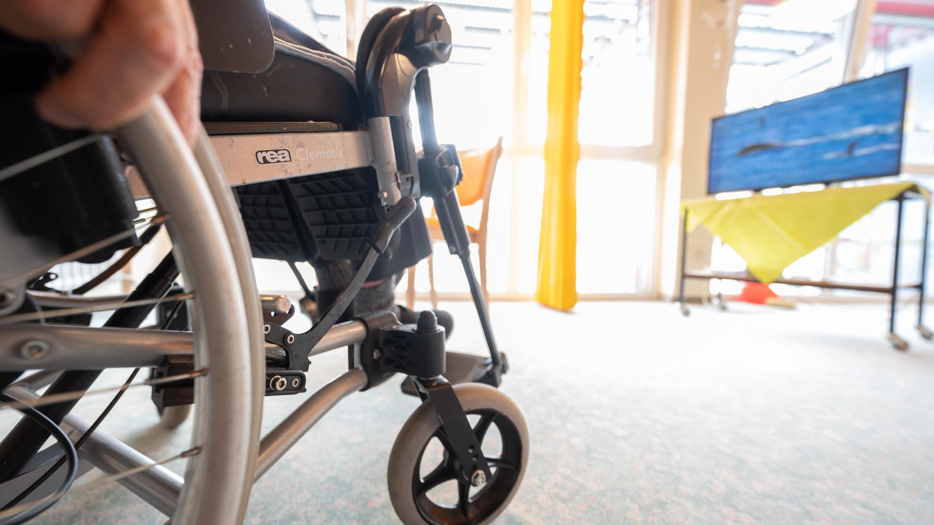 Multiple Sklerose kann das Leben der Betroffenen schlagartig auf den Kopf stellen und beispielsweise auch junge Menschen in den Rollstuhl. So wie Verena García aus Sulzfeld. Den Rollstuhl benutzt sie aber nur im Extremfall.