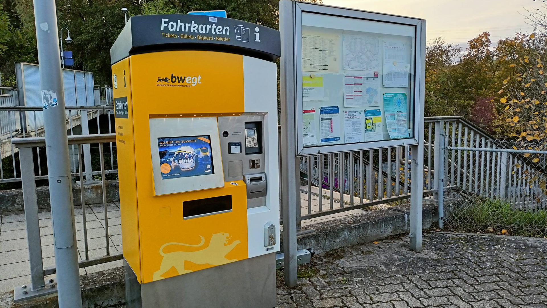 Gute Nachrichten für Bahnfahrerinnen und Bahnfahrer, am Bahnhaltepunkt in Kleinvillars wurde wieder ein Fahrkartenautomat aufgebaut.