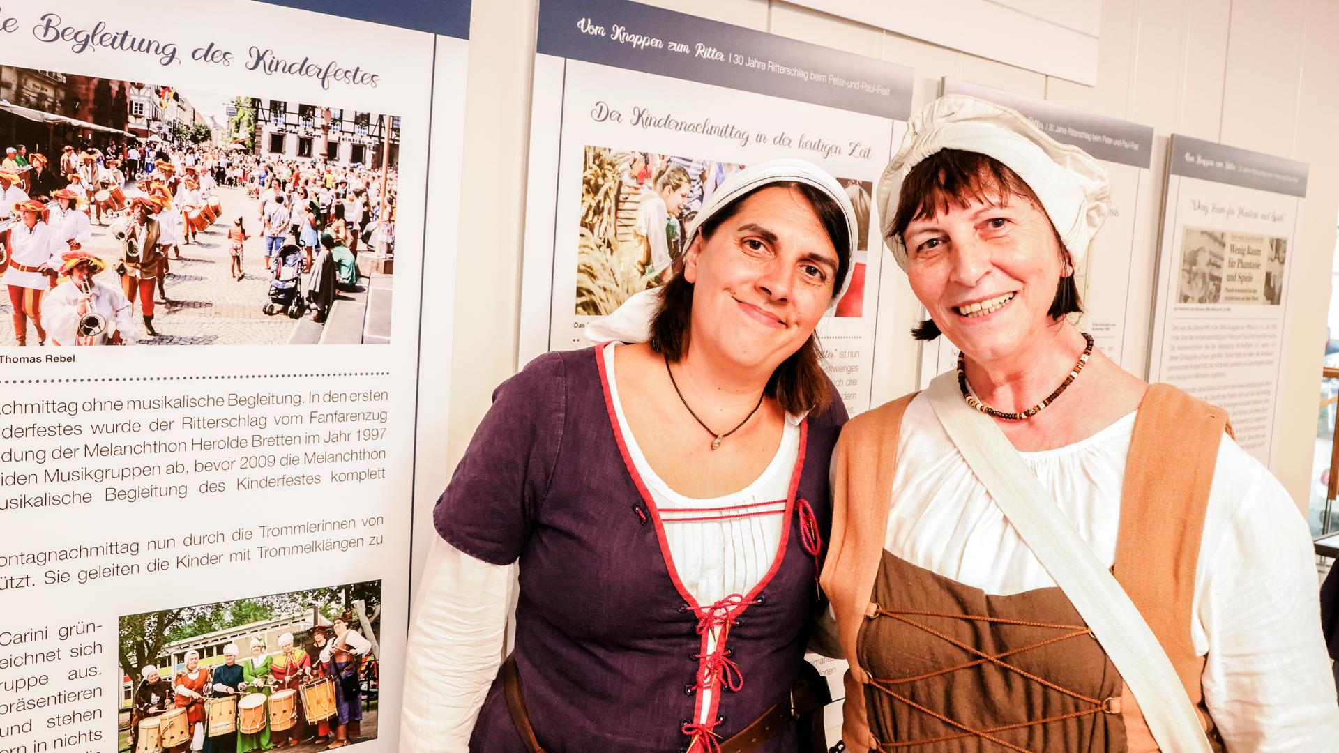 Anita Burkhardt (rechts) und ihre Tochter sind Gestalterinnen des Kinderfests und haben die Ausstellung über das Kinderfest konzipiert. 