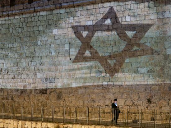 Die israelische Flagge wird auf die Mauern der Jerusalemer Altstadt in der Nähe des Jaffa-Tors projeziert. +++ dpa-Bildfunk +++