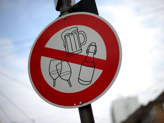ARCHIV - 01.09.2011, Kassel: Ein Schild weist in der Innenstadt von Kassel auf das Alkoholverbot hin.   (zu dpa «Umfrage Fastenzeit» vom 05.03.2019) Foto: Uwe Zucchi/dpa +++ dpa-Bildfunk +++ | Verwendung weltweit

