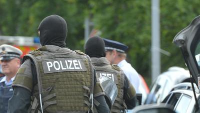 Polizisten eines Spezialeinsatzkommando laufen am 11.07.2016 in Stuttgart (Baden-Württemberg) zum Einsatzort. In Stuttgart hat ein Spezialeinsatzkommando der Polizei eine Kanzlei gestürmt. Dort seien zwei Männer tot im Keller gefunden worden, das teilte die Polizei am Montagabend mit. Foto: Franziska Kraufmann/dpa ++ +++ dpa-Bildfunk +++