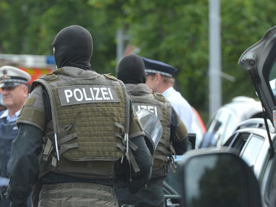 Polizisten eines Spezialeinsatzkommando laufen am 11.07.2016 in Stuttgart (Baden-Württemberg) zum Einsatzort. In Stuttgart hat ein Spezialeinsatzkommando der Polizei eine Kanzlei gestürmt. Dort seien zwei Männer tot im Keller gefunden worden, das teilte die Polizei am Montagabend mit. Foto: Franziska Kraufmann/dpa ++ +++ dpa-Bildfunk +++