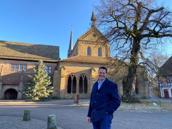 Der neue Bürgermeister von Maulbronn, Aaaron Treut, steht vor dem Kloster in Maulbronn.