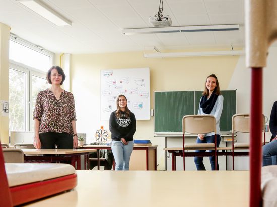 MPR-Schulleiterin Angela Knapp (links) und die Klassenlehrerinnen Nadine Ridinger (Zweite von links), Hannah Schnatterbeck (Zweite von rechts) sowie Silke Maier (rechts) stehen in einem noch verwaisten Klassenzimmer.
