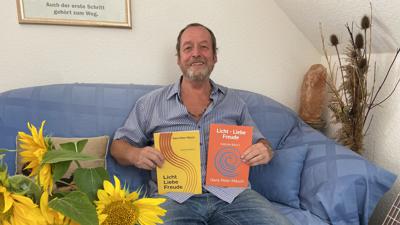 Im vergangenen und in diesem Jahr hat Hans-Peter Miksch die Gedichtbände 1 und 2 unter dem Titel „Licht – Liebe – Freude“ veröffentlicht. Sein Ziel ist es, nun jedes Jahr ein Buch zu veröffentlichen. Auf den Bildern befindet er sich in seinem Zuhause in Zaberfeld.