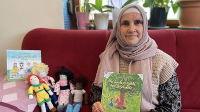 Yeşim Karadağ hat die Figuren zu ihrem Buch Die Linde erzählt ihre Geschichte selbst genäht. Die Autorin hat auch das Buch Der geheimnisvolle Weg veröffentlicht und arbeitet derzeit an einem Märchenbuch.