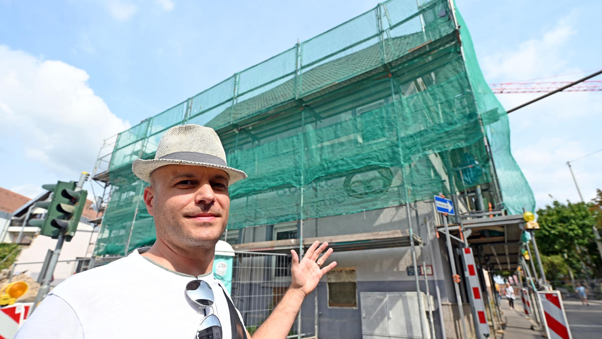 Matthias Goll, 1. Vorsitzender der Bürgerinitiative Altstadtrettung Bretten, zeigt in der Altstadt auf das Haus „Das Böckle“, das eingerüstet ist.