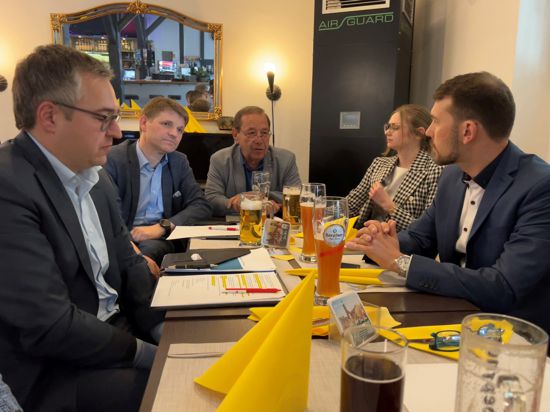 Alt-OB Paul Metzger (Mitte) diskutiert mit den OB-Kandidaten Nico Morast, Michael Nöltner, Jana Freis und Fabian Nowak (von links) über die Zukunft der Brettener Klinik.