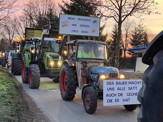 Rund 30 blinkende und hupende Traktoren starten bei Alexander Kern in Bretten-Diedelsheim ihre Fahrt nach Stuttgart. Unterwegs stoßen immer wieder Traktoren hinzu.