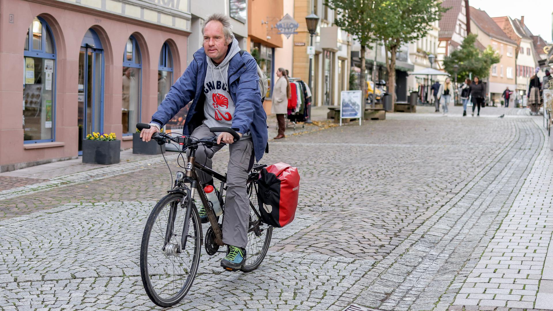 Für seine Fahrten nach Bretten nutzt der Freudensteiner Martin Baumgärtel fast ausschließlich das Fahrrad. Für größere Einkäufe hat er noch ein Mountainbike mit Anhänger.