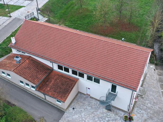 Auf dem Dach der Kultur- und Sporthalle Zaisenhausen entsteht ein Solarkraftwerk. 