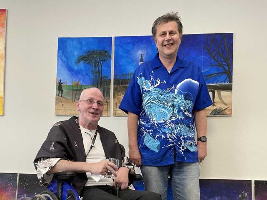 Seit seinem Schlaganfall ist Bernhard Zwickl halbseitig gelähmt und auf den Rollstuhl angewiesen. Sein Mitbewohner Achim Schwarz (rechts) unterstützt ihn beim Malen nach Kräften und unternimmt mit ihm auch lange Sparziergänge.