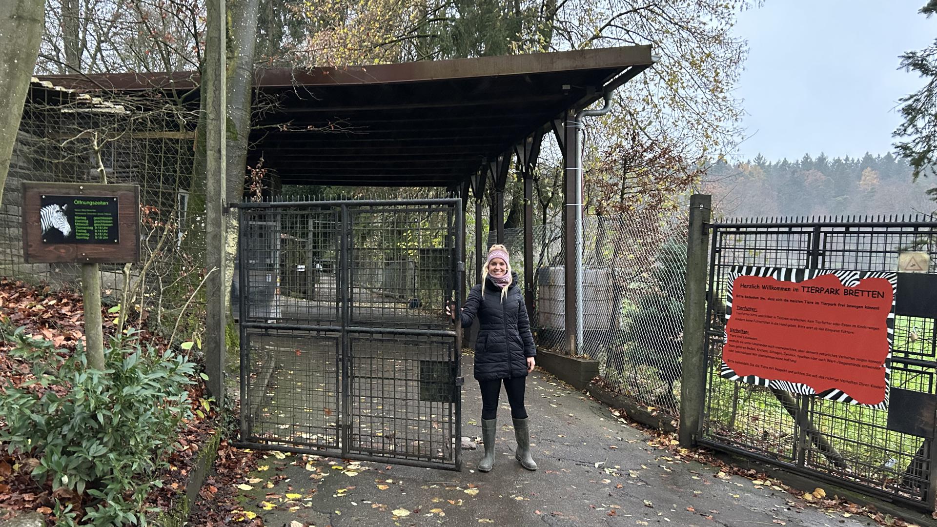Betreiberin Tamara Willig steht am Eingangstor zum Tierpark Bretten.