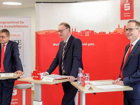 Bilanz-PK der Sparkasse Kraichgau mit Vorstandschef Norbert Grießhaber (Mitte), Thomas Geiß (links) und Michael Reichert (rechts).