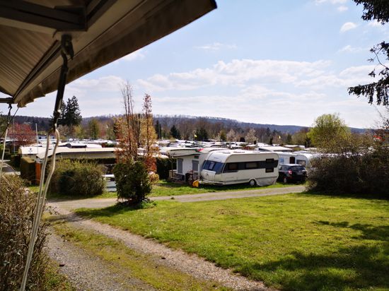 Dicht an dicht: Zahlreiche Campingfans aus der näheren Umgebung sind Dauergäste auf dem Campingplatz Stromberg. Die Touristen lassen bisher zum Großteil auf sich warten.