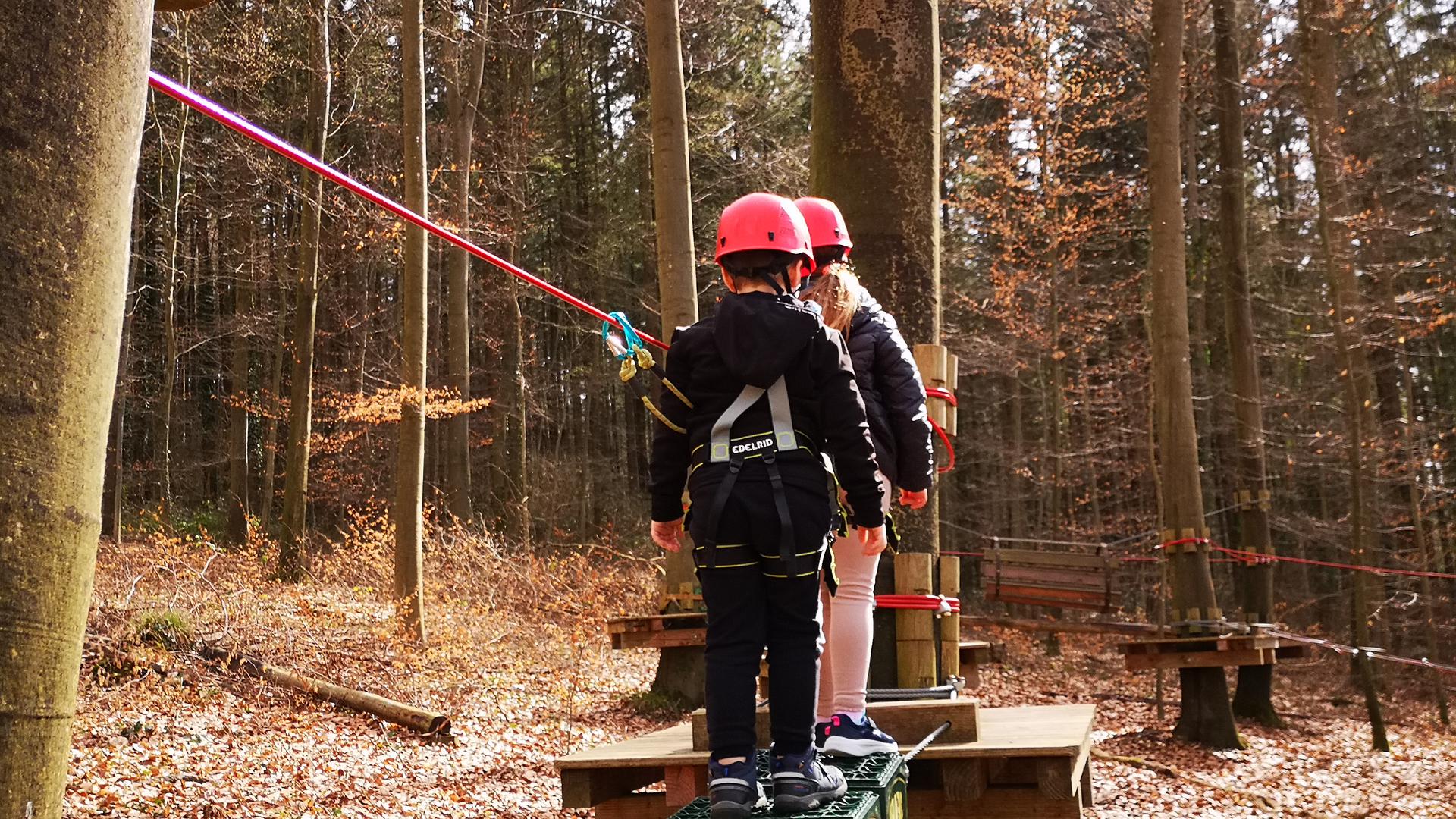 Balanceakt: Sofie und Elias haben großen Spaß im Kletterwald. Die drei Kidsparcours haben die beiden schon lange einmal durch - und sind begeistert.