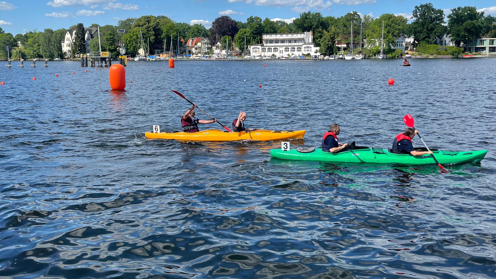 Im gelben Boot sitzt hinten Ante Miletic, Sportler mit geistiger Behinderung, und Teamkollege Axel Herzer vorne.