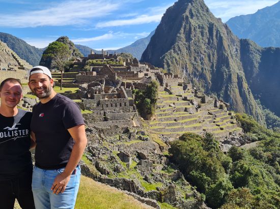 Beeindruckende Aussicht: Für Noah Wölfl (links) und Mike Avramidis (rechts) war der Besuch der Ruinenstadt auf dem Machu Picchu in Peru ein persönliches Highlight der bisherigen Reise.