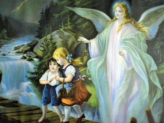 Gemälde zeigt zwei kleine Kinder, hinter denen ein großer Schutzengel steht