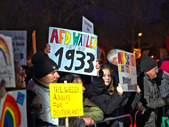 Menschen demonstrierten am Samstagabend im Brettener Stadtpark gegen Hetze, Ausgrenzung und Spaltung.