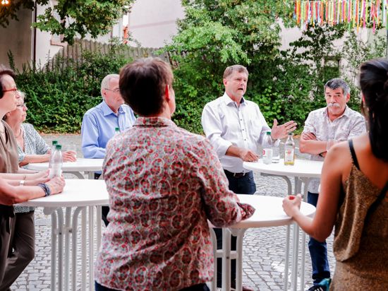 Brettens OB Martin Wolff (Mitte) diskutiert mit Bürgern über stadtpolitische Themen.
