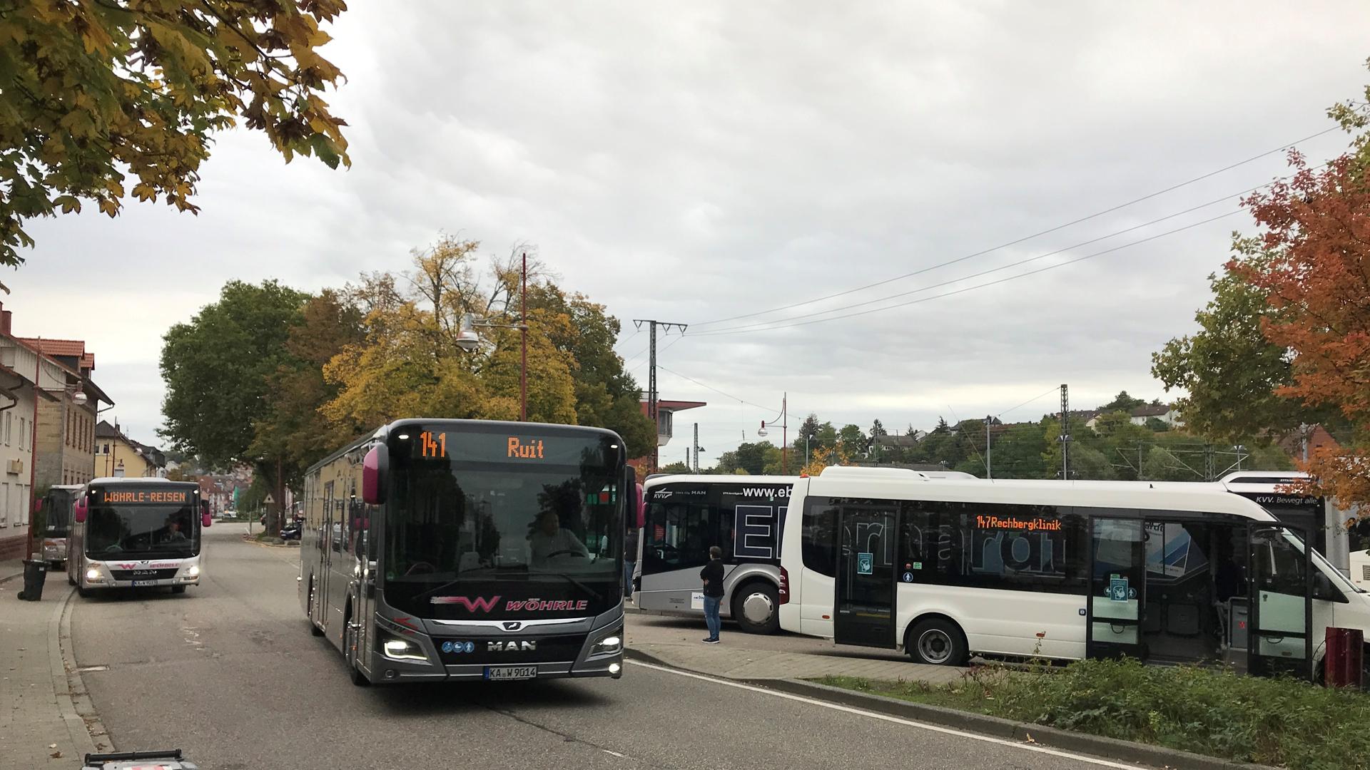 Am Bahnhof in Bretten treffen die Busse der Firma Wöhrle-Reisen aufeinander. Das Thema „Fahrermangel“ betrifft auch das Oberderdinger Unternehmen.
