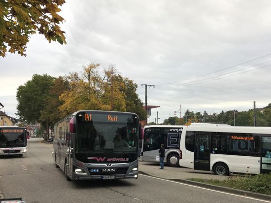 Am Bahnhof in Bretten treffen die Busse der Firma Wöhrle-Reisen aufeinander. Das Thema „Fahrermangel“ betrifft auch das Oberderdinger Unternehmen.