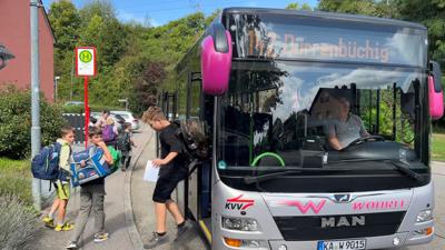 Ein Bus bringt die Kinder exklusiv von Diedelsheim nach Rinklingen. Dort empfängt Rektorin Birgit Wendnagel die Kleinen. Gemeinsam läuft sie mit ihnen den rund dreiminütigen Weg hoch zur S-Bahnhaltestelle.