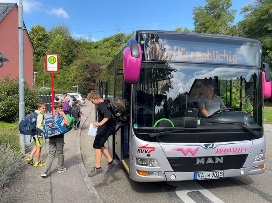 Ein Bus bringt die Kinder exklusiv von Diedelsheim nach Rinklingen. Dort empfängt Rektorin Birgit Wendnagel die Kleinen. Gemeinsam läuft sie mit ihnen den rund dreiminütigen Weg hoch zur S-Bahnhaltestelle.