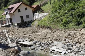 Der Neubau eines Einfamilienhauses am Flussufer der Mieß ist bei der Flut im August in Slowenien abgerutscht.