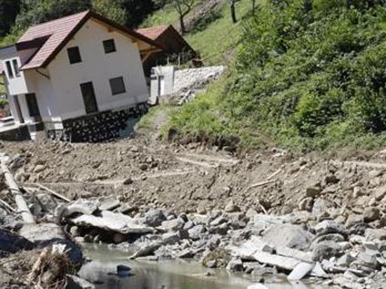 Der Neubau eines Einfamilienhauses am Flussufer der Mieß ist bei der Flut im August in Slowenien abgerutscht.
