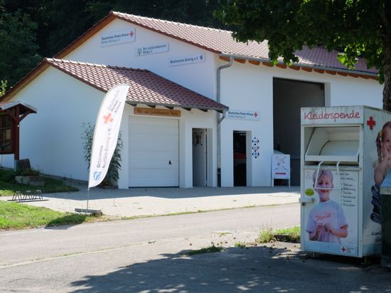 Eine Altkleider-Entsorgungsstelle vor dem DRK-Vereinsheim in Büchig.