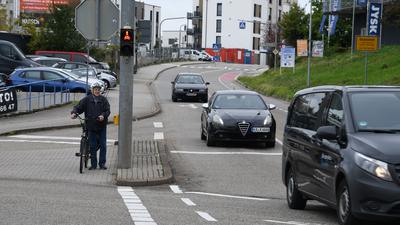 Zum Stehenbleiben verdammt: Dietrich Homburg schaut zu, wie die Autos aus Diedelsheim an ihm vorbeifahren. Er selbst wartet vergeblich auf Grün.