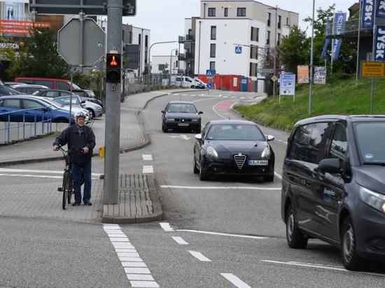 Zum Stehenbleiben verdammt: Dietrich Homburg schaut zu, wie die Autos aus Diedelsheim an ihm vorbeifahren. Er selbst wartet vergeblich auf Grün.