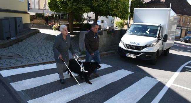 Früher war es einfacher: Als Sehbehinderte kommen Brigitte Schick und Bernd Schwarz nur schwer über die Straße, seitdem die Ampel am Engelsberg ausgeschaltet ist.
