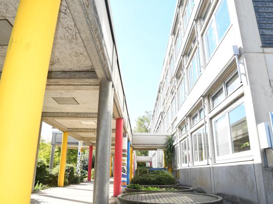 Aufgehübscht: Bunte Säulen bringen ein bisschen Farbe ins Spiel. Die Betonfassade der Schwandorf-Grundschule Diedelsheim ist aus den späten 1960er Jahren.