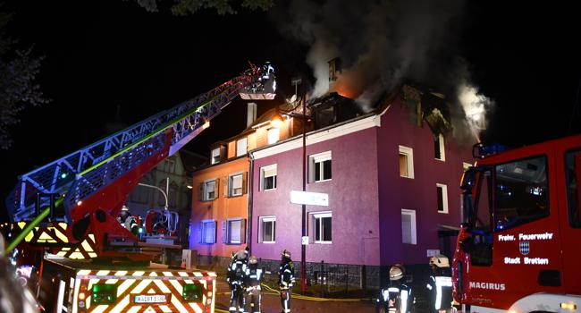 Nichts mehr zu retten: Als die Feuerwehr sechs Minuten nach dem Notruf eintrifft, steht das Gebäude bereits in Flammen. Die Brandursache ist noch völlig unklar.