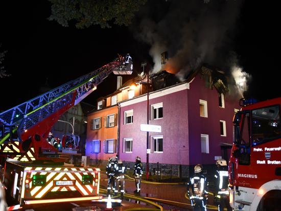 Nichts mehr zu retten: Als die Feuerwehr sechs Minuten nach dem Notruf eintrifft, steht das Gebäude bereits in Flammen. Die Brandursache ist noch völlig unklar.