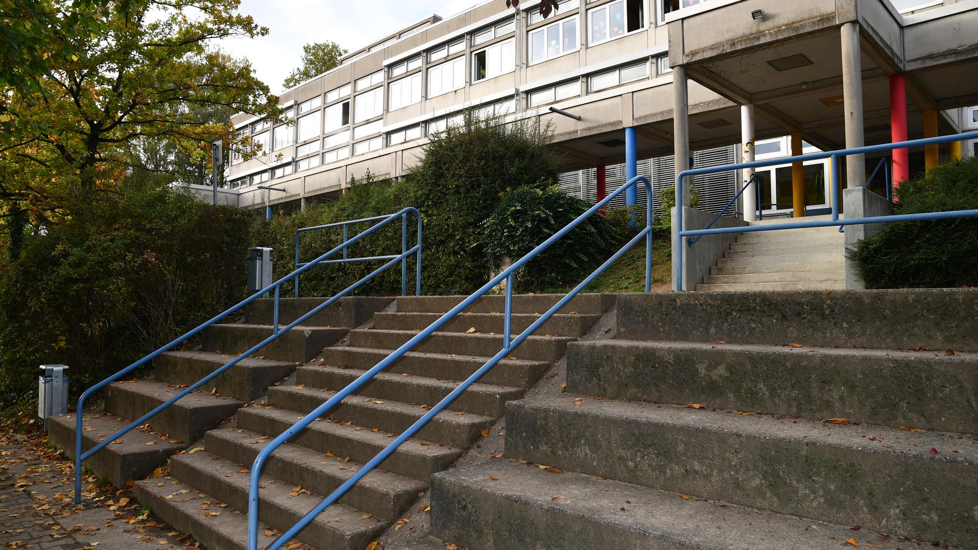 Grau in grau: Das Gebäude der Schwandorf-Grundschule Diedelsheim ist aus dem Jahr 1966. Es besteht aus einem ungedämmten Stahlbetonskelett.