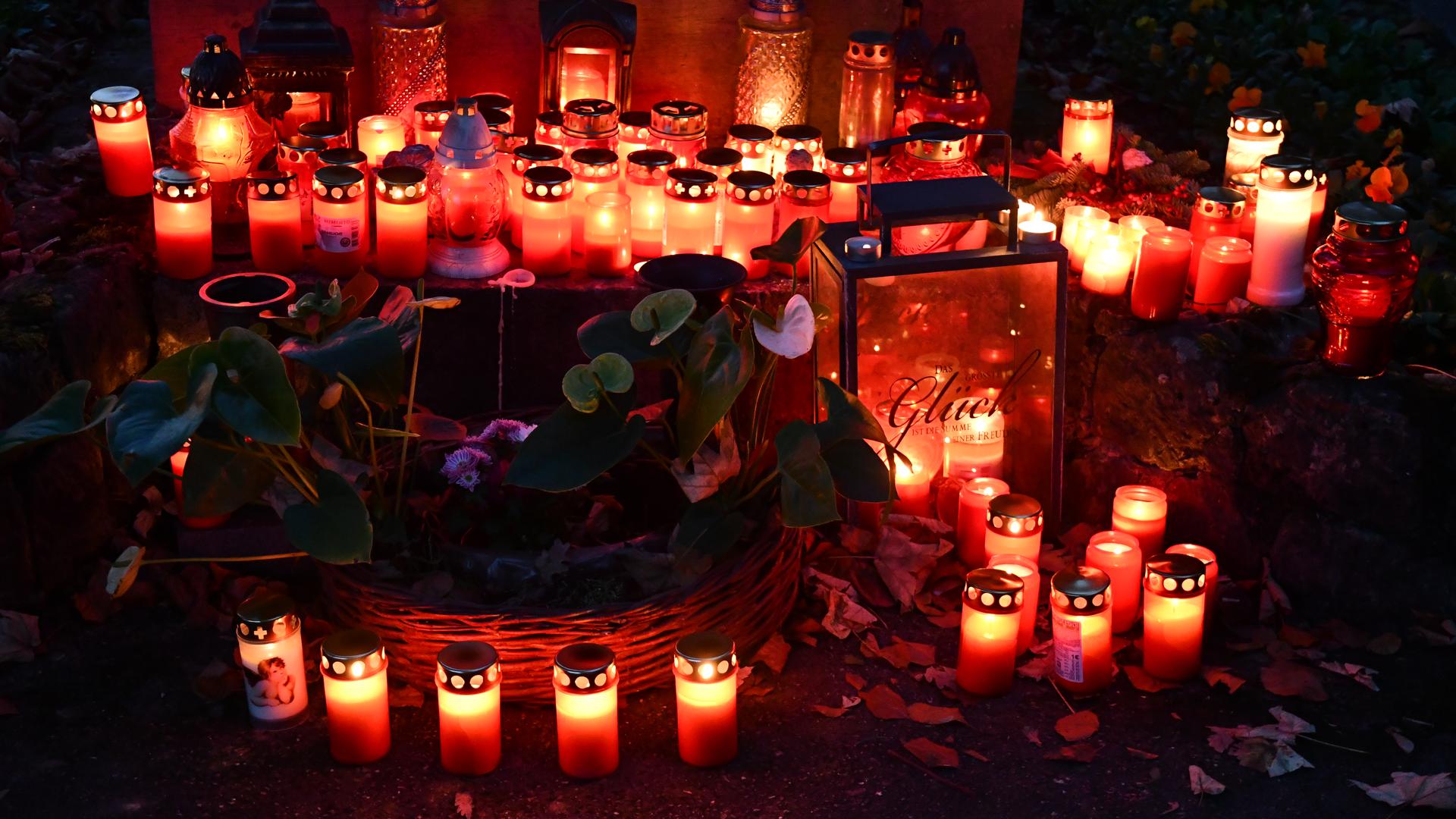 Jede Menge Licht: Den ganzen Tag über stellen Menschen Kerzen zu Fuße der Jesus-Statue auf dem Hauptfriedhof in Bretten ab. Am Abend ist der Sockel hell erleuchtet.