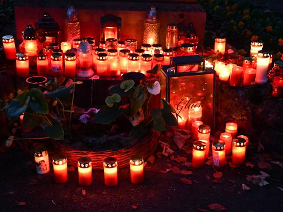 Jede Menge Licht: Den ganzen Tag über stellen Menschen Kerzen zu Fuße der Jesus-Statue auf dem Hauptfriedhof in Bretten ab. Am Abend ist der Sockel hell erleuchtet.