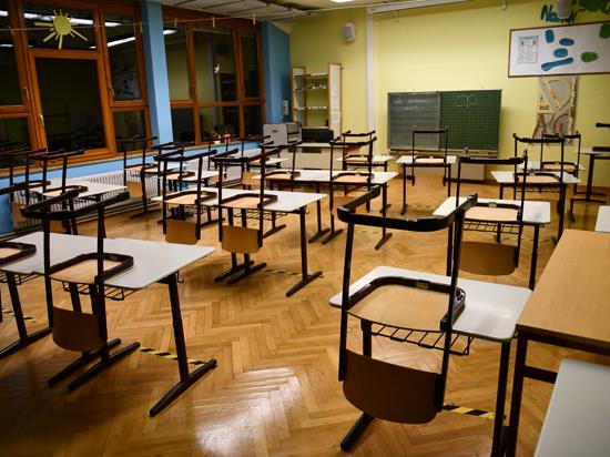 Auch in den kommenden zwei Jahren bleiben die Stühle wohl auf den Tischen in der Büchiger Grundschule. 