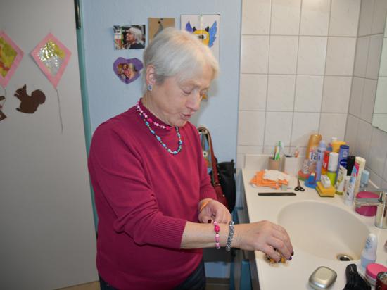 Sie mag es bunt: Waltraud schmückt sich mit diversen Ketten. Seit mehr als 20 Jahren lebt sie im Wohnheim der Lebenshilfe Bretten.