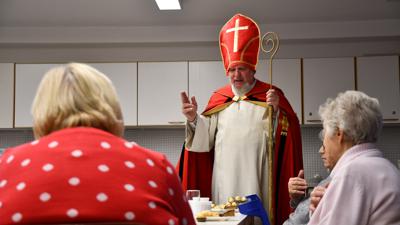 Leicht verspätet: Kurz nach Nikolaus taucht Diakon Robert Austen plötzlich als Bischof von Myra im Trauercafé auf und betet mit den Besuchern.