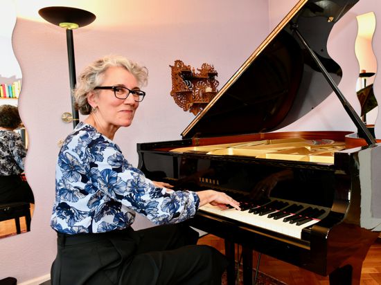 Das Piano ist ihre große Leidenschaft: Die Brettenerin Daniela Willimek am heimischen Flügel.