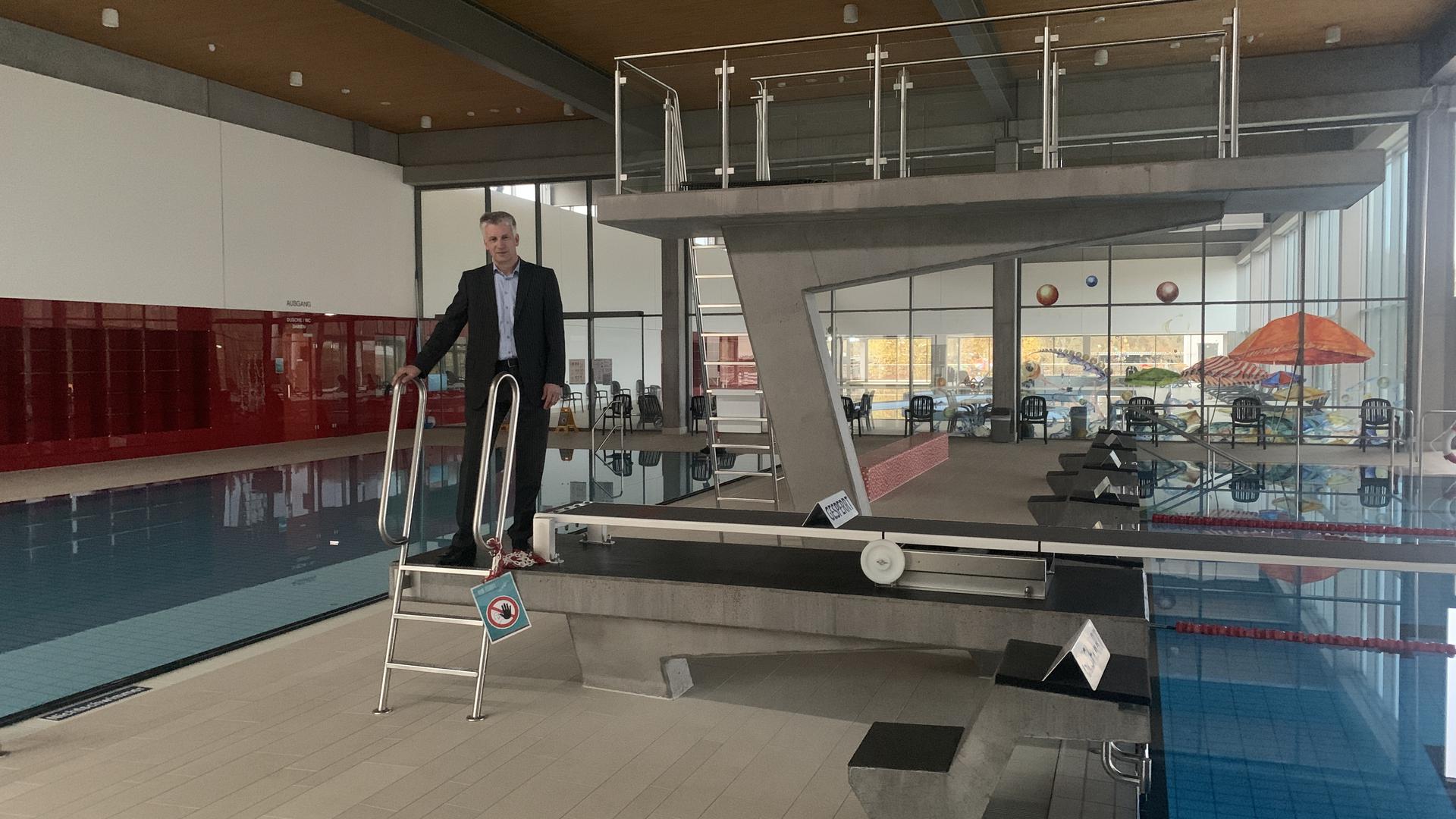 Stadtwerke-Geschäftsführer Stefan Kleck steht auf dem Sprungturm im leeren Brettener Hallenbad.