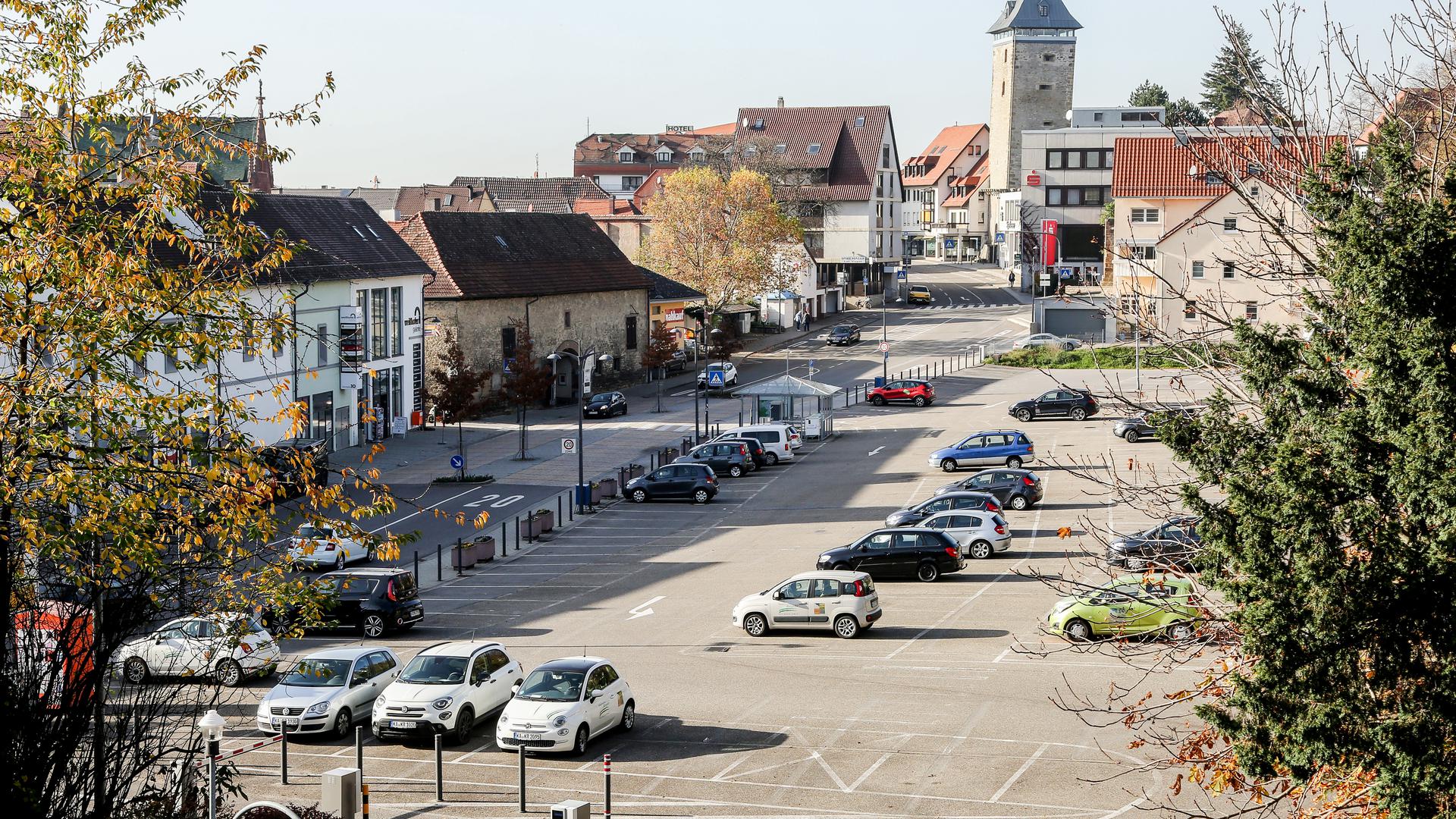 Der Brettener Sporgassen-Parkplatz mit dem Pfeiferturm rechts im Hintergrund.