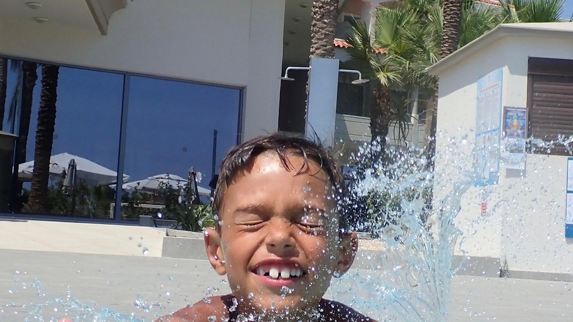 Der achtjährige Leo im Pool auf der Insel Rhodos von Papa Marco Bauer aus Wössingen.
